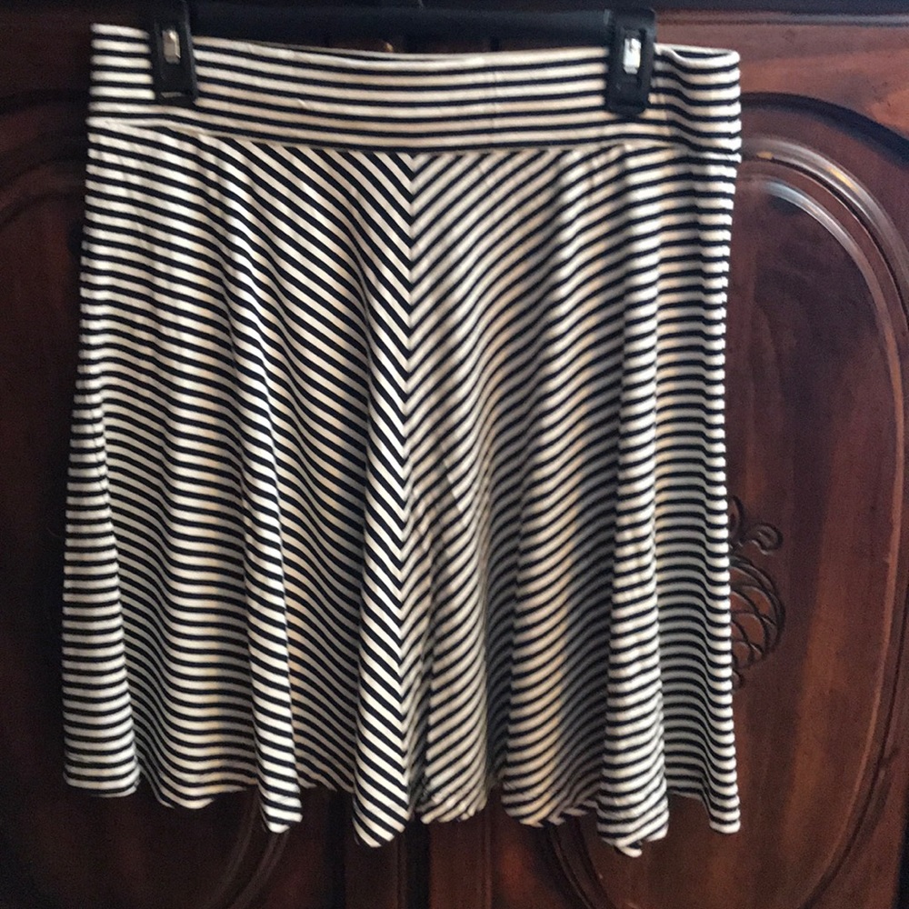Black/white knee length skirt